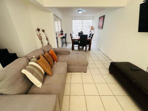 Super zona comercial y cerca de todo House in State of Querétaro