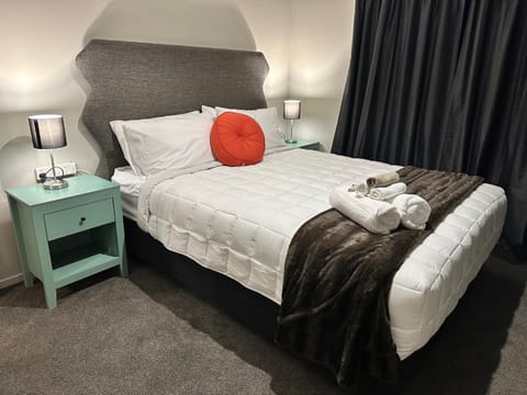 Photo of the whole room, Bedroom, towels