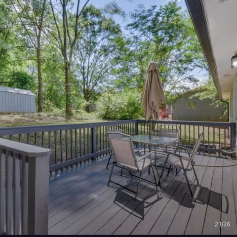 Athens home with Deck Near Sanford Stadium House in Athens