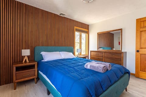 Beautiful Modern Lodge! Game Room House in Middle Smithfield