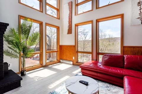Beautiful Modern Lodge! Game Room House in Middle Smithfield