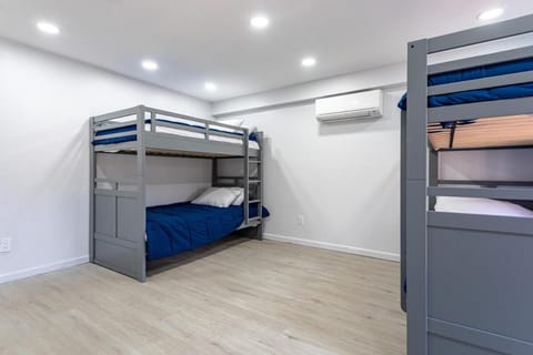 Beautiful Modern Lodge! Game Room House in Middle Smithfield