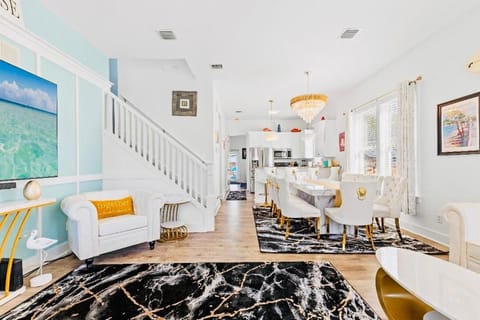 Kitchen or kitchenette, Living room, Seating area, Dining area