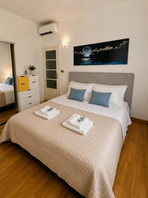 Bed, TV and multimedia, Photo of the whole room, Bedroom, towels, air conditioner