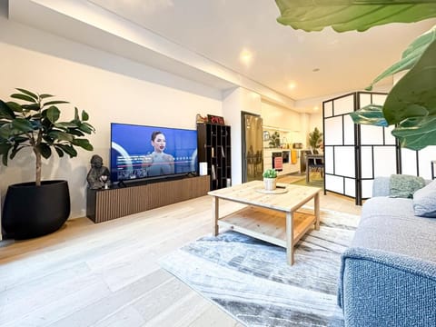 Communal lounge/ TV room, TV and multimedia, Living room, Seating area, Evening entertainment