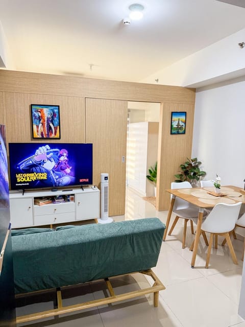 Communal lounge/ TV room, TV and multimedia, Living room, Dining area, Evening entertainment