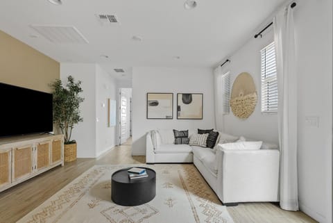 Communal lounge/ TV room, TV and multimedia, Living room, Seating area