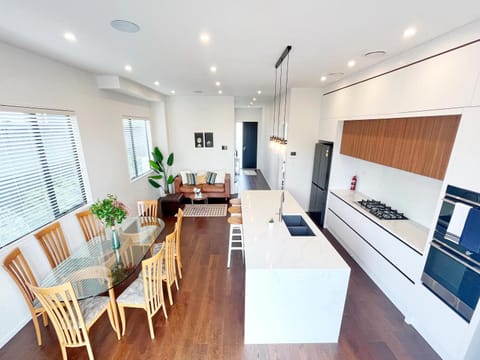 Spacious 370sqm New Home, Longhorn Dr Retreat House in Auckland