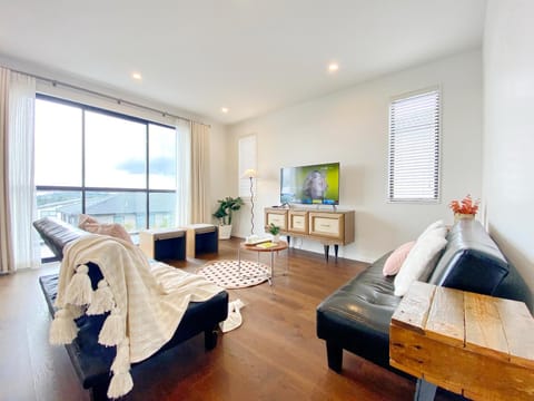 Spacious 370sqm New Home, Longhorn Dr Retreat House in Auckland