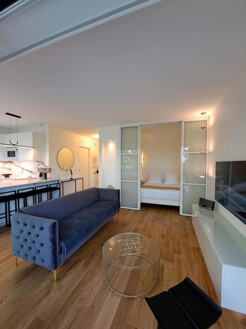 TV and multimedia, Living room, Seating area, Dining area, Bedroom