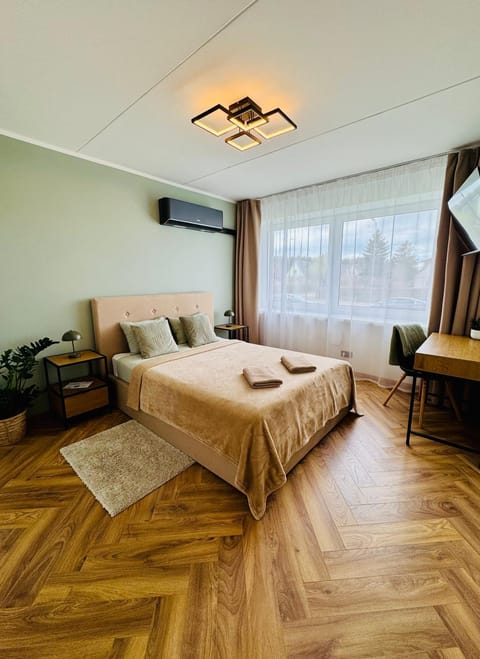 Bed, TV and multimedia, Living room, Photo of the whole room, Seating area, Bedroom, towels, air conditioner