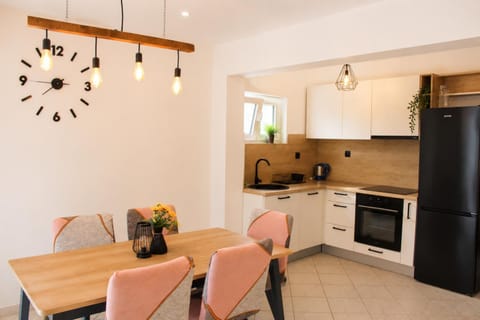 Seating area, Dining area, oven, pet friendly, stove, toaster