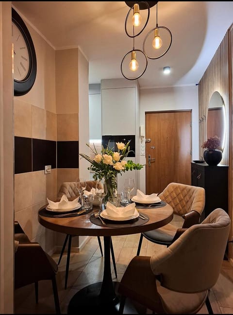 Night, Kitchen or kitchenette, Living room, Other, Other, Other, Decorative detail, Decorative detail, Seating area, Dining area, Evening entertainment, Evening entertainment, Entertainment, Entertainment, Meals, Meals, Breakfast, Dinner, Dinner, internet, pet friendly
