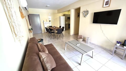 TV and multimedia, Kitchen or kitchenette, Living room, Seating area, Dining area, air conditioner