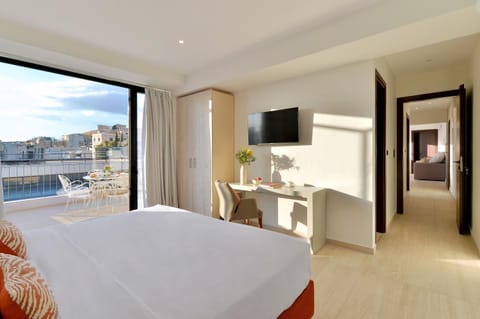 View (from property/room), Balcony/Terrace, Bedroom