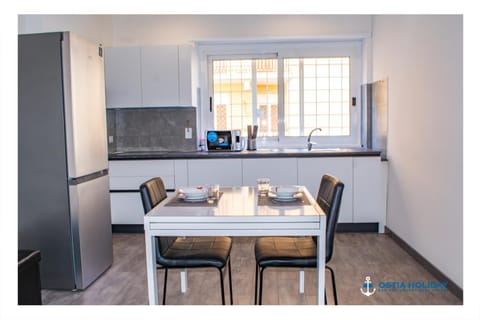 Coffee/tea facilities, Kitchen or kitchenette, Dining area, stove