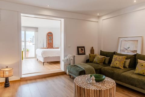 Bed, Living room, Photo of the whole room, Seating area, Bedroom