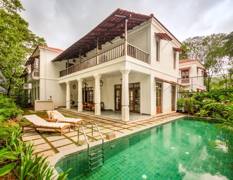 Property building, Balcony/Terrace, Swimming pool, sunbed