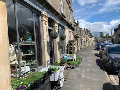 Cosy Cotswolds Retreat near Badminton Apartment in England