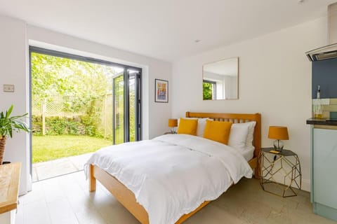 Cosy Cotswolds Retreat near Badminton Apartment in England