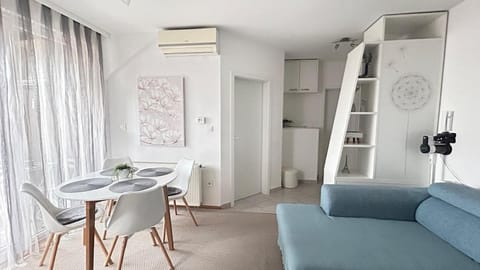 Living room, Seating area, Dining area, air conditioner