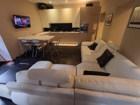 Communal lounge/ TV room, TV and multimedia, Kitchen or kitchenette, Living room, Dining area, oven