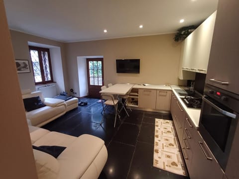 Communal lounge/ TV room, TV and multimedia, Kitchen or kitchenette, Living room, Seating area, Dining area, stove