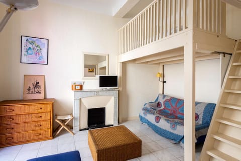 Bed, TV and multimedia, Living room