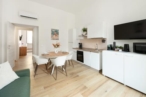 TV and multimedia, Kitchen or kitchenette, Living room, Seating area, Dining area, oven