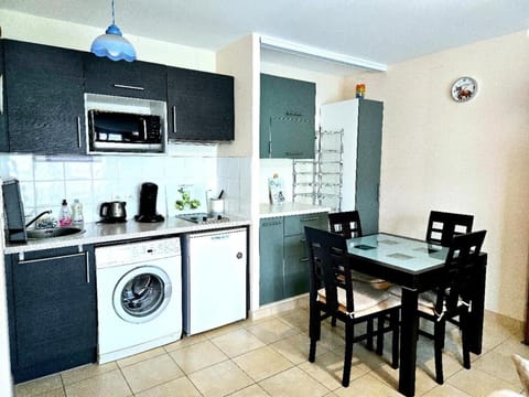 Kitchen or kitchenette, Dining area, stove, toaster, washing machine