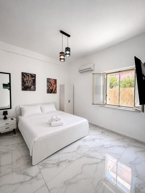 Bed, TV and multimedia, Photo of the whole room, Bedroom, towels, air conditioner