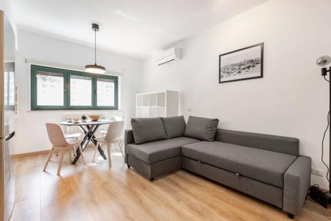 Living room, Seating area, Dining area, air conditioner