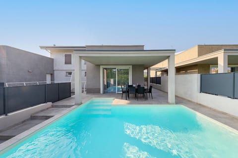 Property building, Patio, Facade/entrance, Day, Dining area, Swimming pool