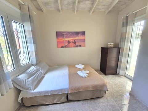 Photo of the whole room, Bedroom