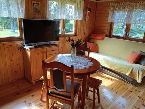 Communal lounge/ TV room, Bed, TV and multimedia, Living room, Seating area, Dining area