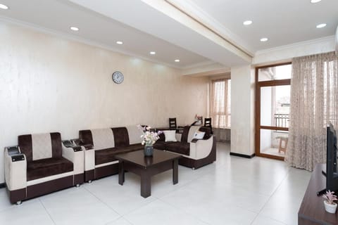 TV and multimedia, Seating area, Dining area