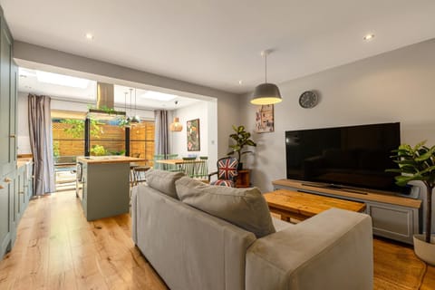 Living room, Seating area, Evening entertainment