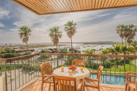 Natural landscape, Balcony/Terrace, Dining area, Pool view, River view, Sea view, Swimming pool