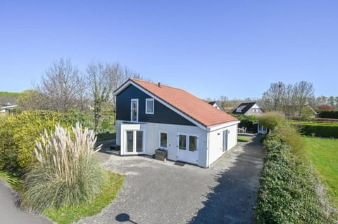 Property building, Garden, Parking