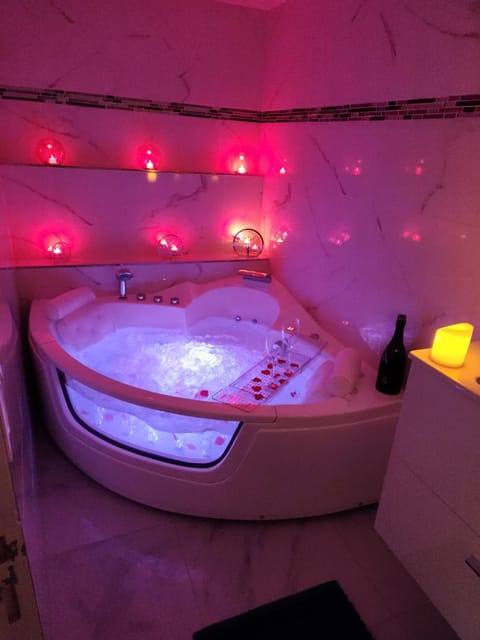 Hot Tub, Bathroom