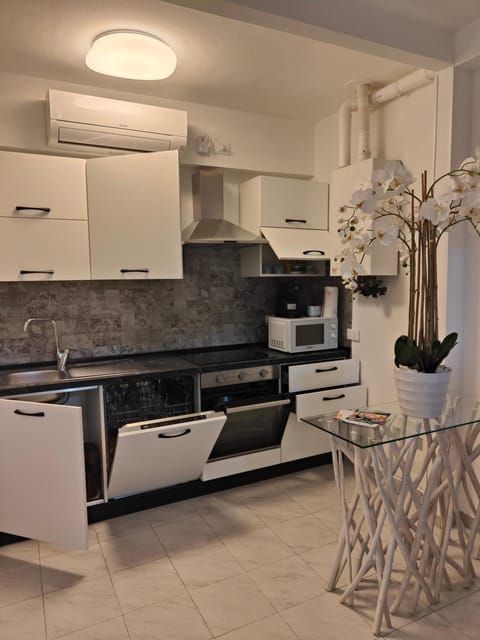 Kitchen or kitchenette, dishwasher, oven, pet friendly, stove