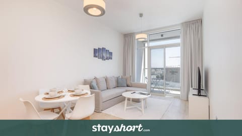 Free housekeeping visits during your stay - StayShort - Sleek 1 BR in Studio One Tower with Great Amenities Apartment in Dubai