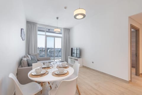 Free housekeeping visits during your stay - StayShort - Sleek 1 BR in Studio One Tower with Great Amenities Apartment in Dubai