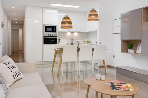 Kitchen or kitchenette, Living room, Seating area, Dining area