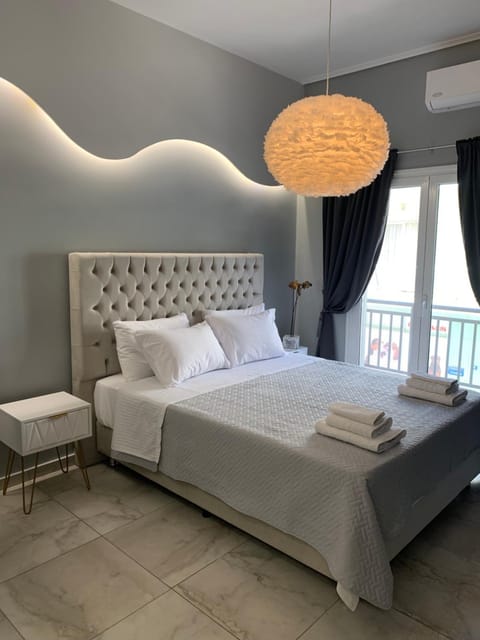 Bed, Photo of the whole room, Seating area, Bedroom, towels