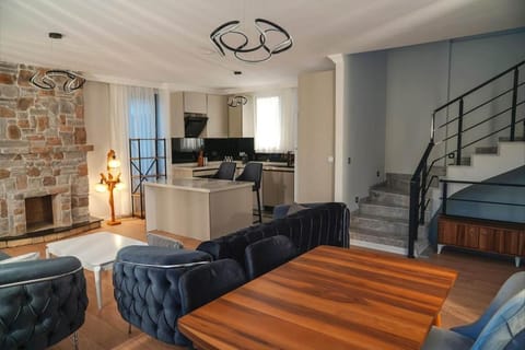 Photo of the whole room, Seating area