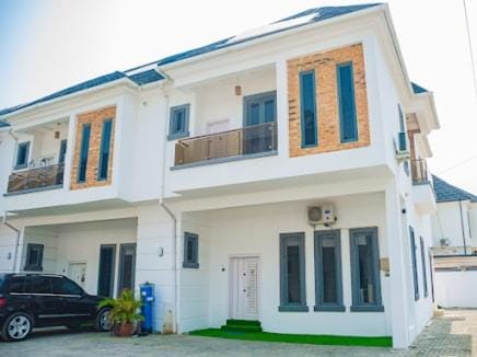 Property building, Balcony/Terrace, Parking