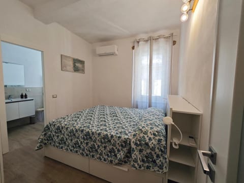 Bed, Photo of the whole room, Bedroom, air conditioner