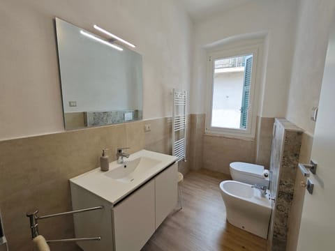 Toilet, Bathroom, bidet, towels