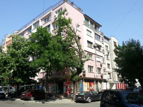 Facade/entrance, Location